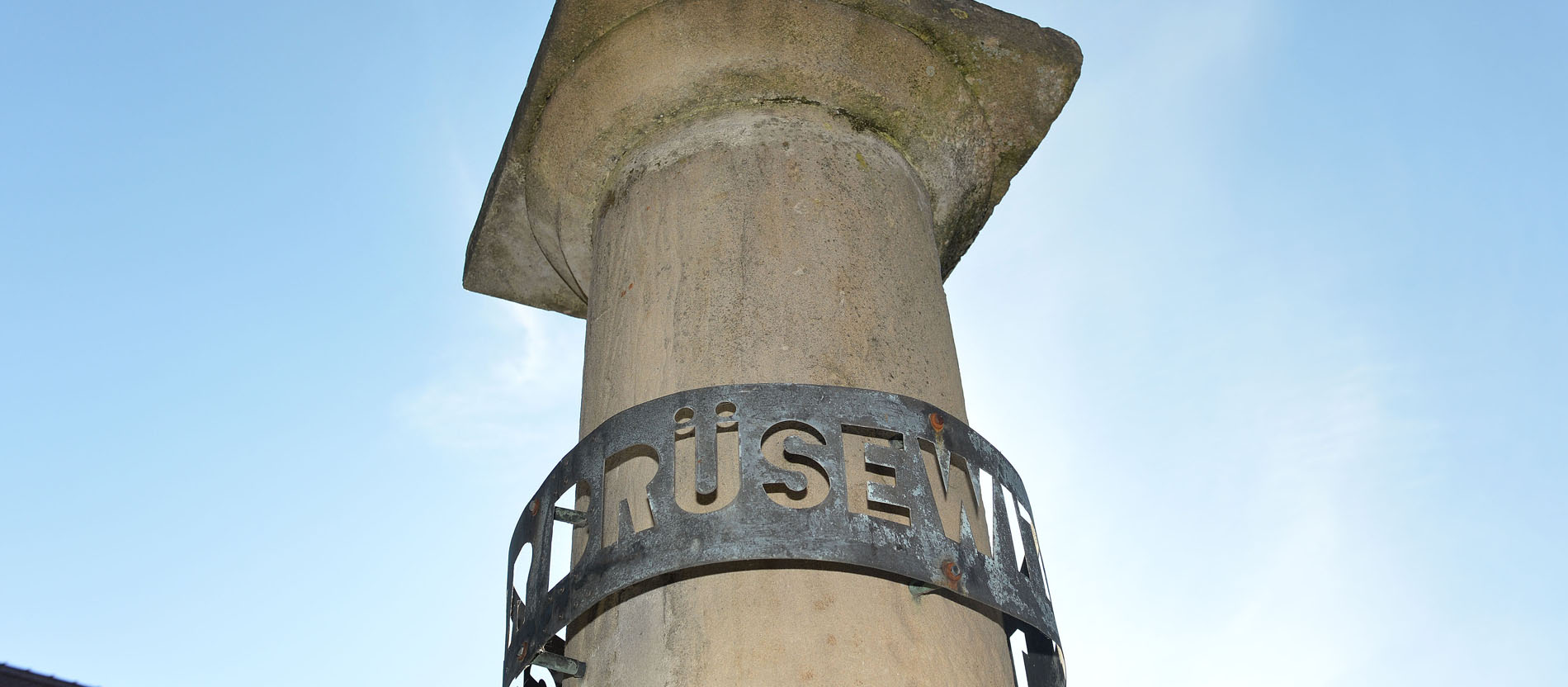 Gedenkstele vor der Michaeliskirche in Zeitz