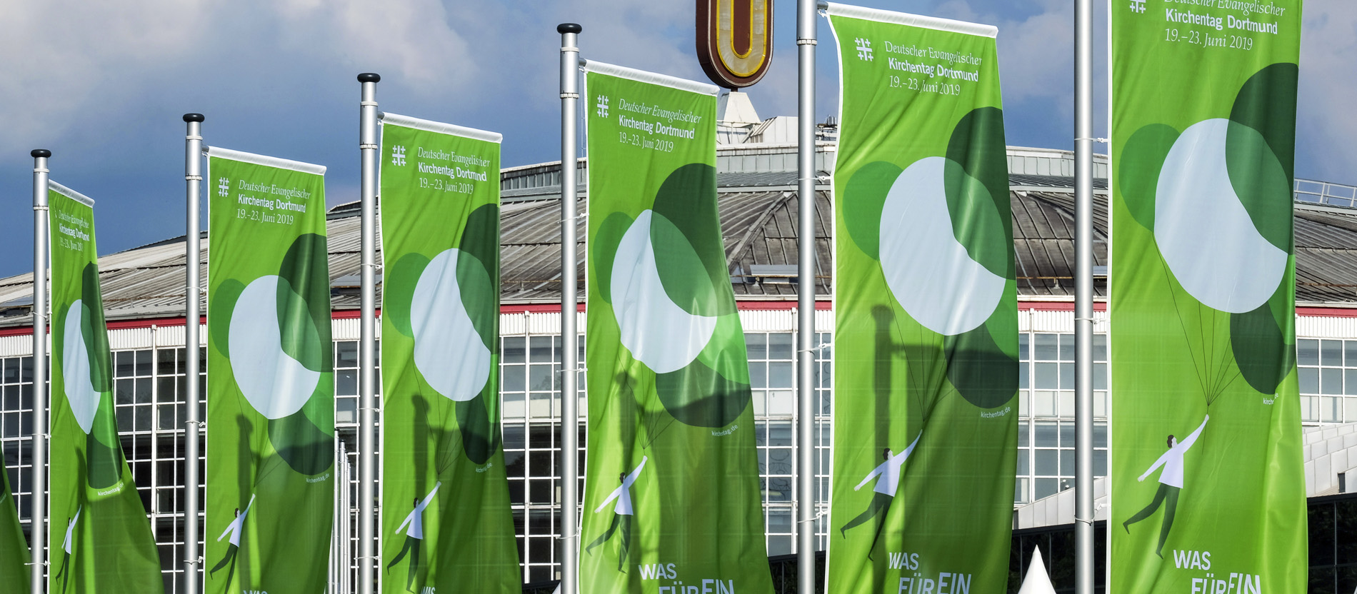 Grüne Fahnen vor einem Gebäude