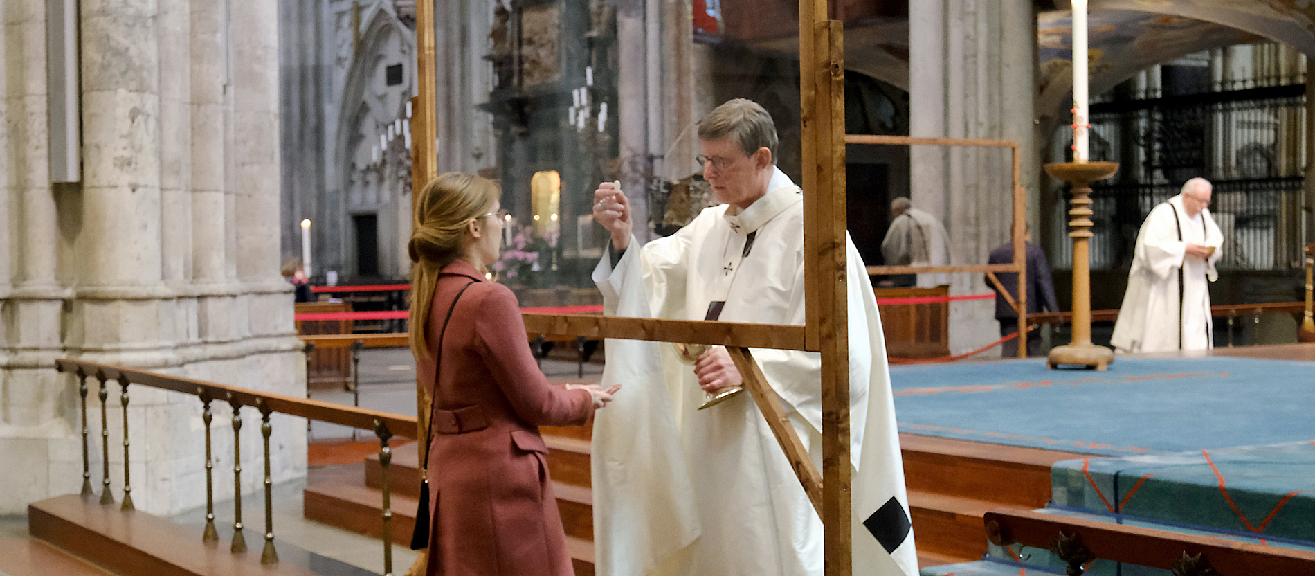 Priester hinter Plexiglas: Erstmals wieder Messe im Kölner Dom