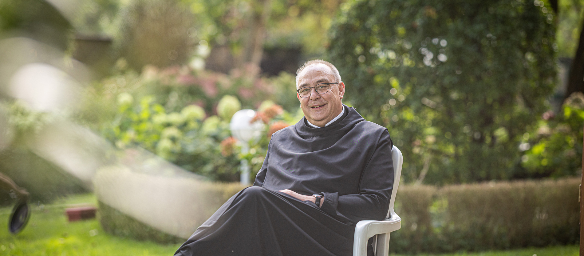 Der Osnabrücker Bischof Dominicus Meier in einem Gartenstuhl