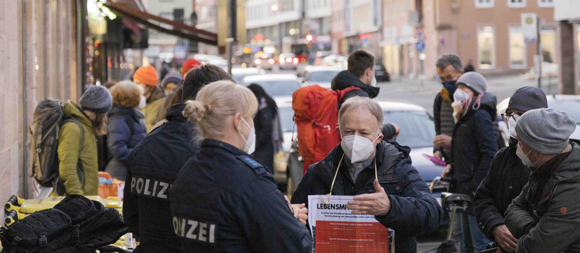 Jesuitenpater Jörg Alt unterhält sich mit Polizisten in der Nürnberger Innenstadt