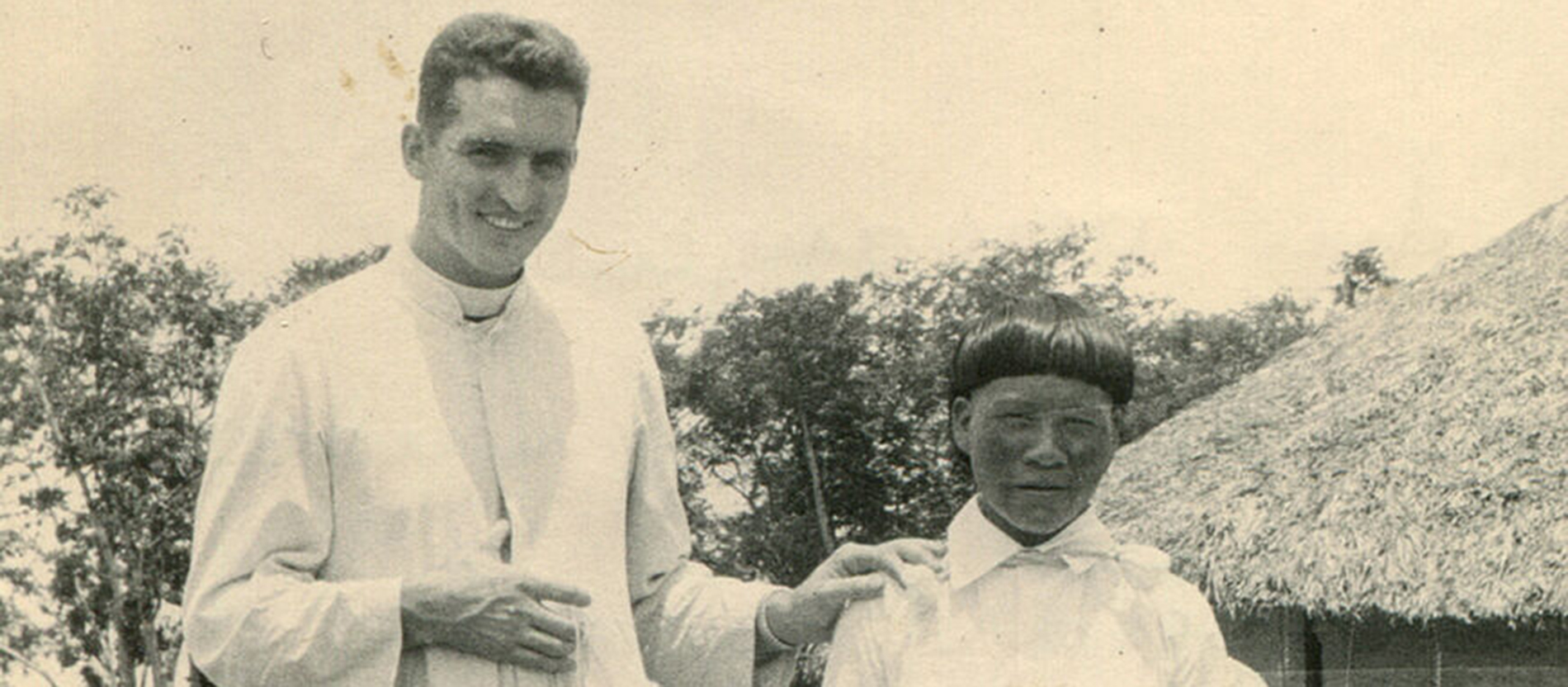 Pater Rudolf Lunkenbein und Simão Bororo auf einem Schwarz-weiß-Foto