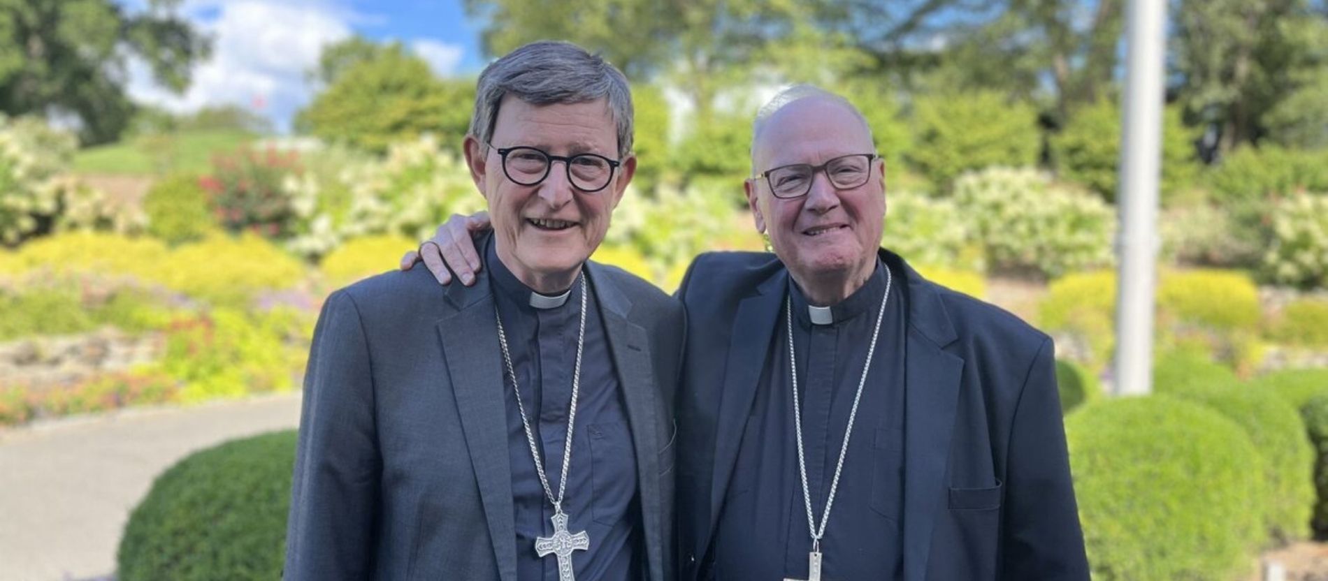 Die Kardinäle Woelki und Dolan in einem Garten