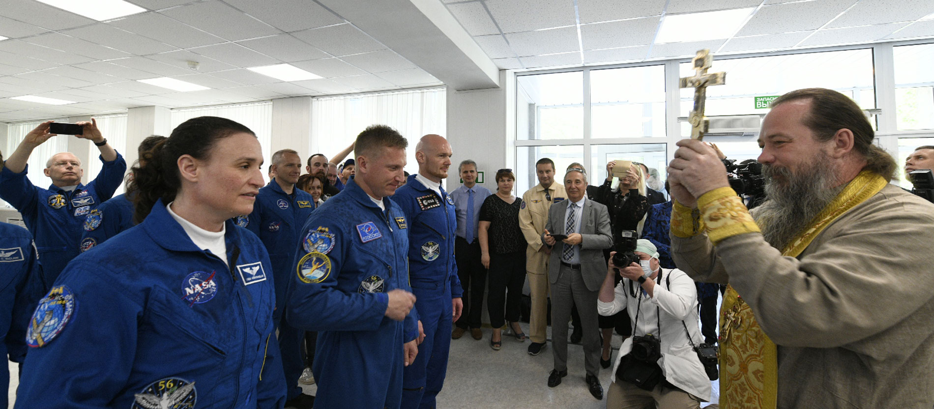 Die drei ISS-Astronauten, darunter Alexander Gerst (rechts) werden vor dem Abflug gesegnet.
