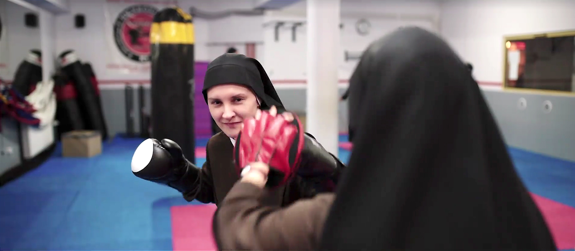 Polnische Kapuzinerin boxt in einem Werbevideo