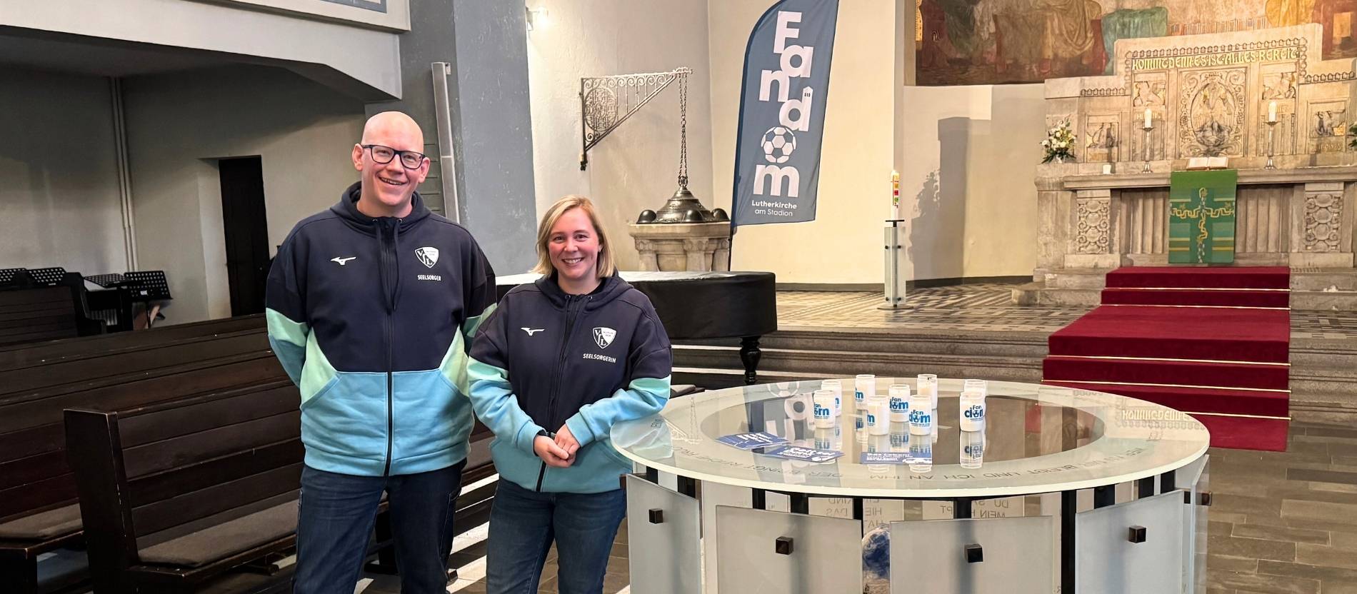 Die beiden Seelsorger Michael Diek und Julia Kreuch betreuen das Projekt "FanDom" in Bochum.