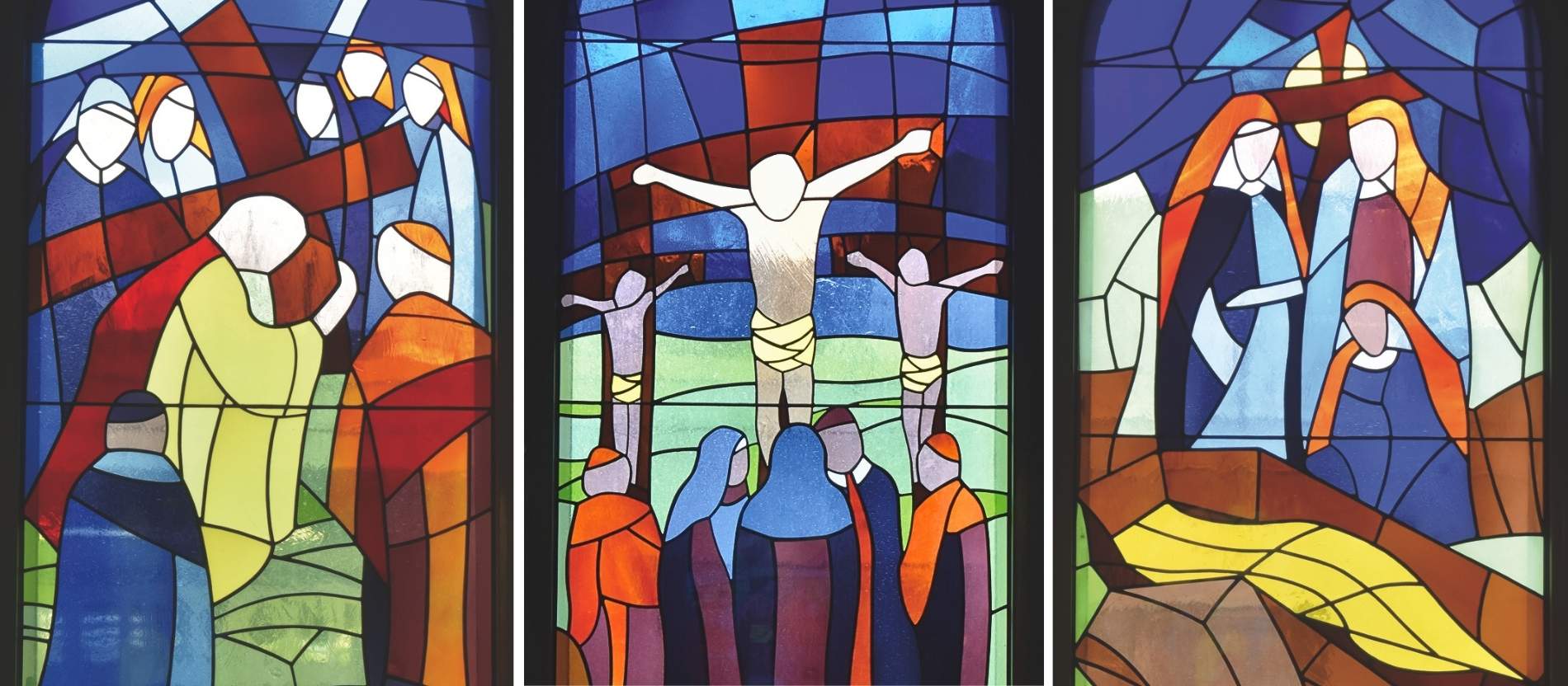 Die Fenster in der Strafhaft-Kirche zeigen das Ostergeschehen: den Kreuzweg (l.), die Kreuzigung (m.) und den Ostermorgen (r.)