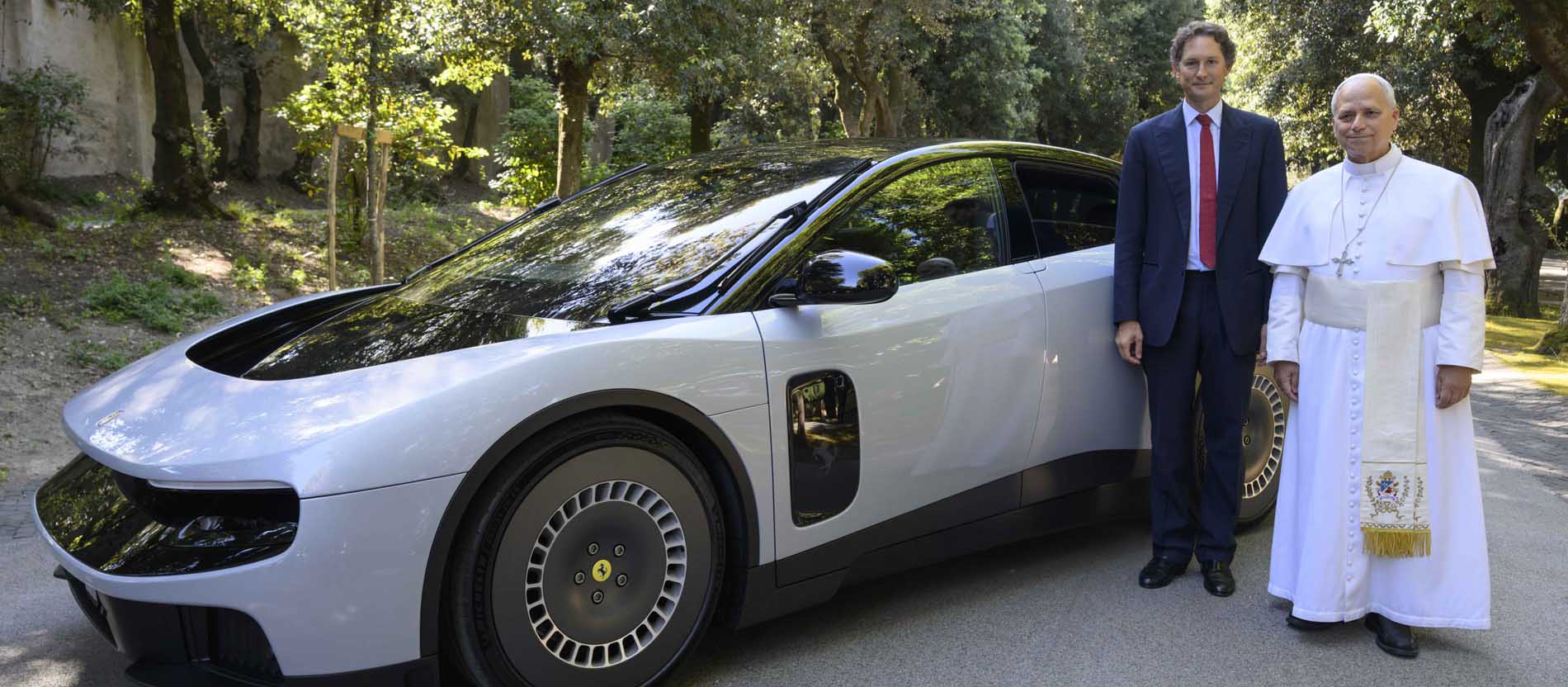 Ferrari-Chef John Elkann und Papst Leo XIV.