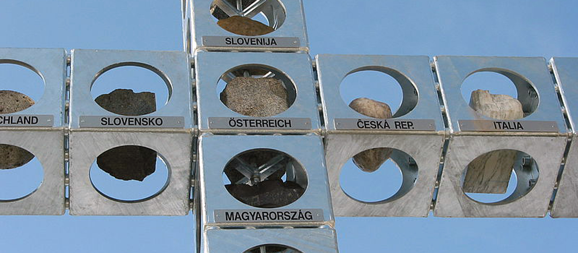 Das Europakreuz am Feuerkogel wurde 2006 von Schülern gefertigt, als Österreich den Vorsitz im Europarat innehatte. Es ist aus offenen Würfeln zusammengestellt, die für die europäischen Staaten stehen. Zu jedem Würfel gehört ein Stein, als Symbol für das jeweilige Land. Für Deutschland ist es ein Stück der Berliner Mauer.
