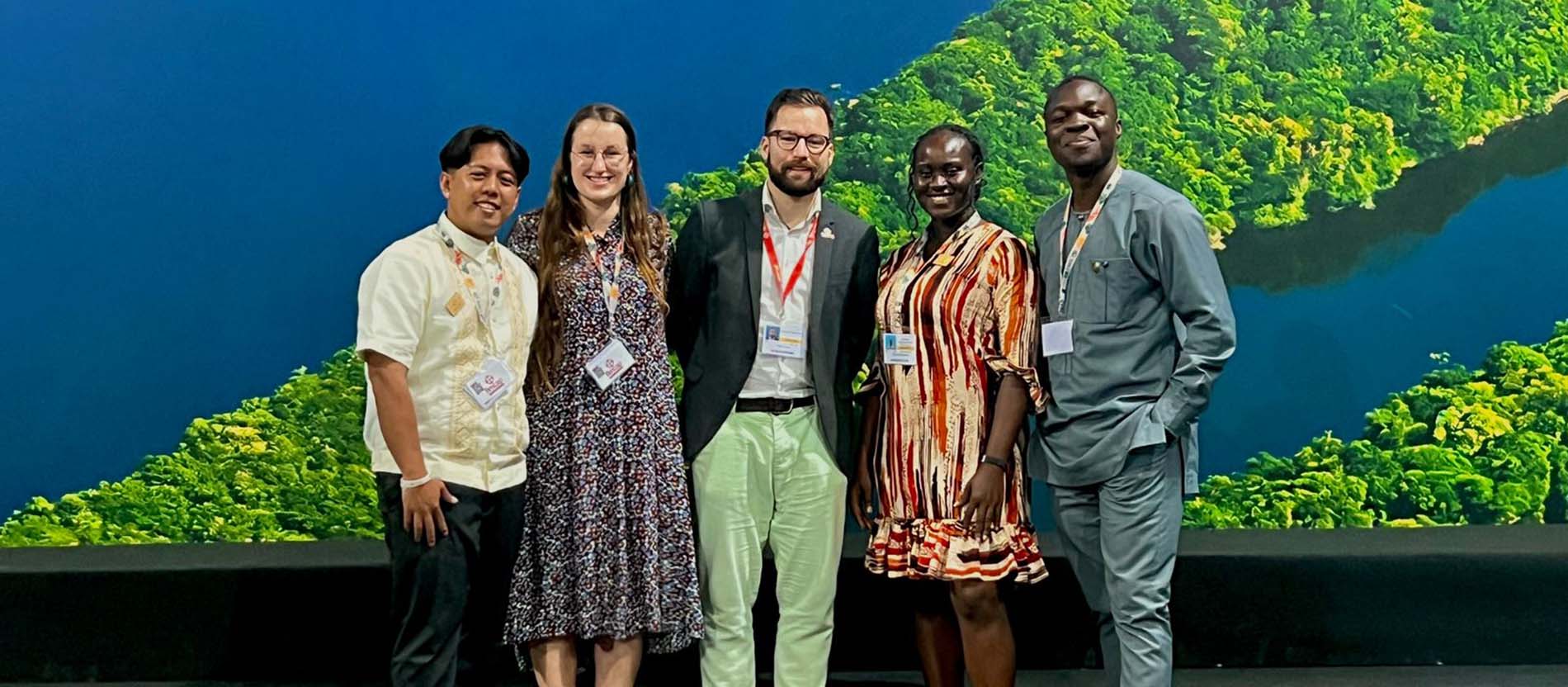 Delegation des Jugendverbands fimcap bei der COP 30 – Ernne John Dolor (Chrio Philippines), Amber Vanneck (Chiro Flanders), Fidelis Stehle (KjG Germany), Prisca Kuworde (CYO Ghana) und Antonio Korkuvi (CYO Ghana) (v.l.n.r.)