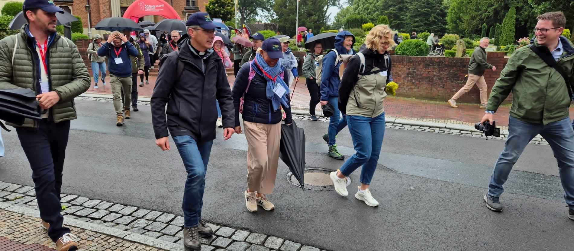 Bischof Heiner Wilmer pilgert mit Gläubigen seiner neuen Diözese durch das Oldenburger Münsterland
