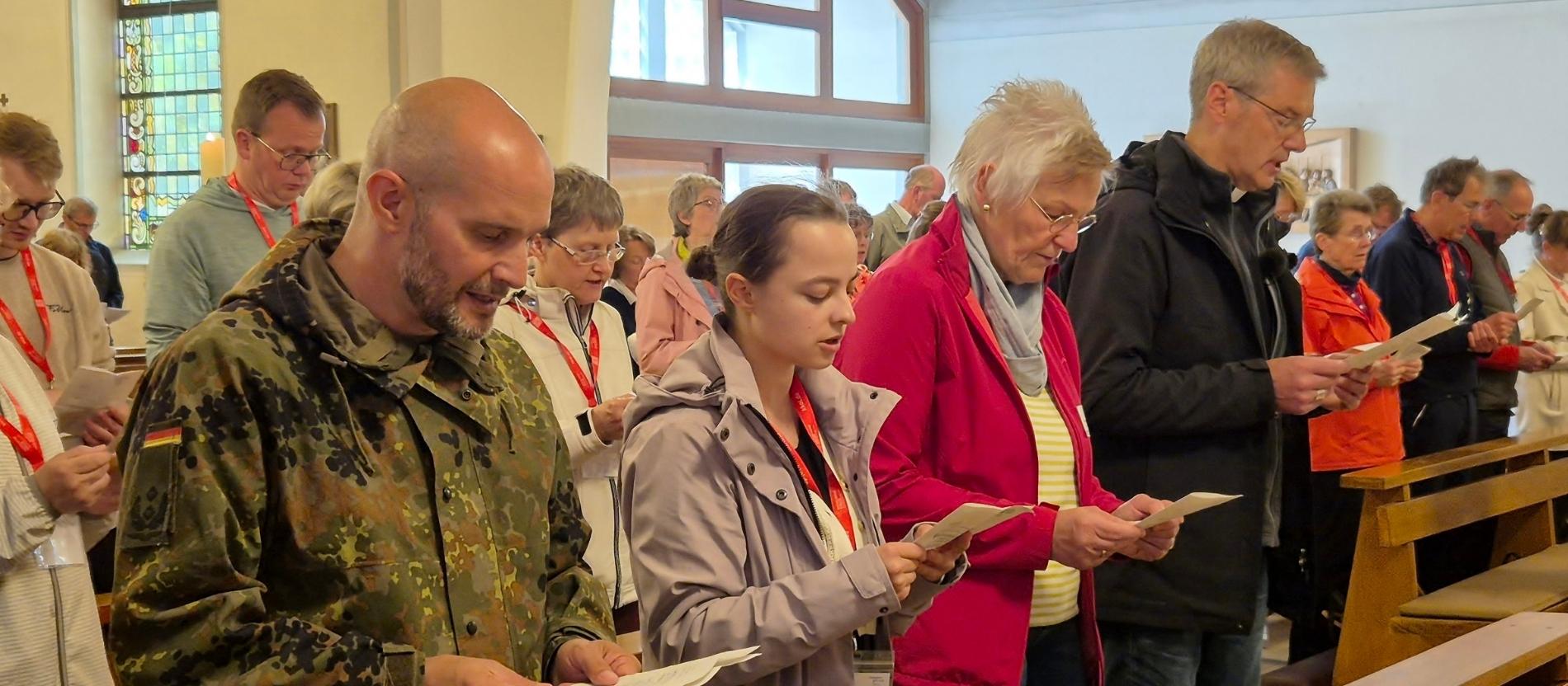 Oberleutnant Andre Knappe (links) betet in der St. Aloysius-Kirche in Höltinghausen im Oldenburger Münsterland.