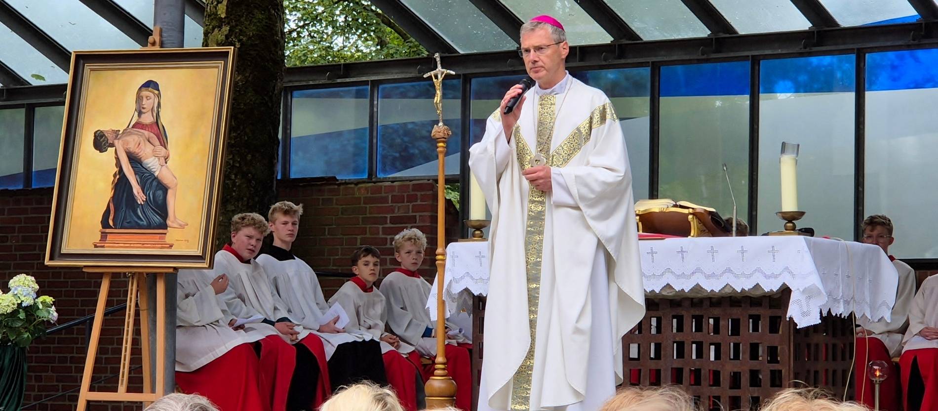 Bischof Heiner Wilmer predigt bei einem Gottesdienst vor der Wallfahrtskirche in Bethen