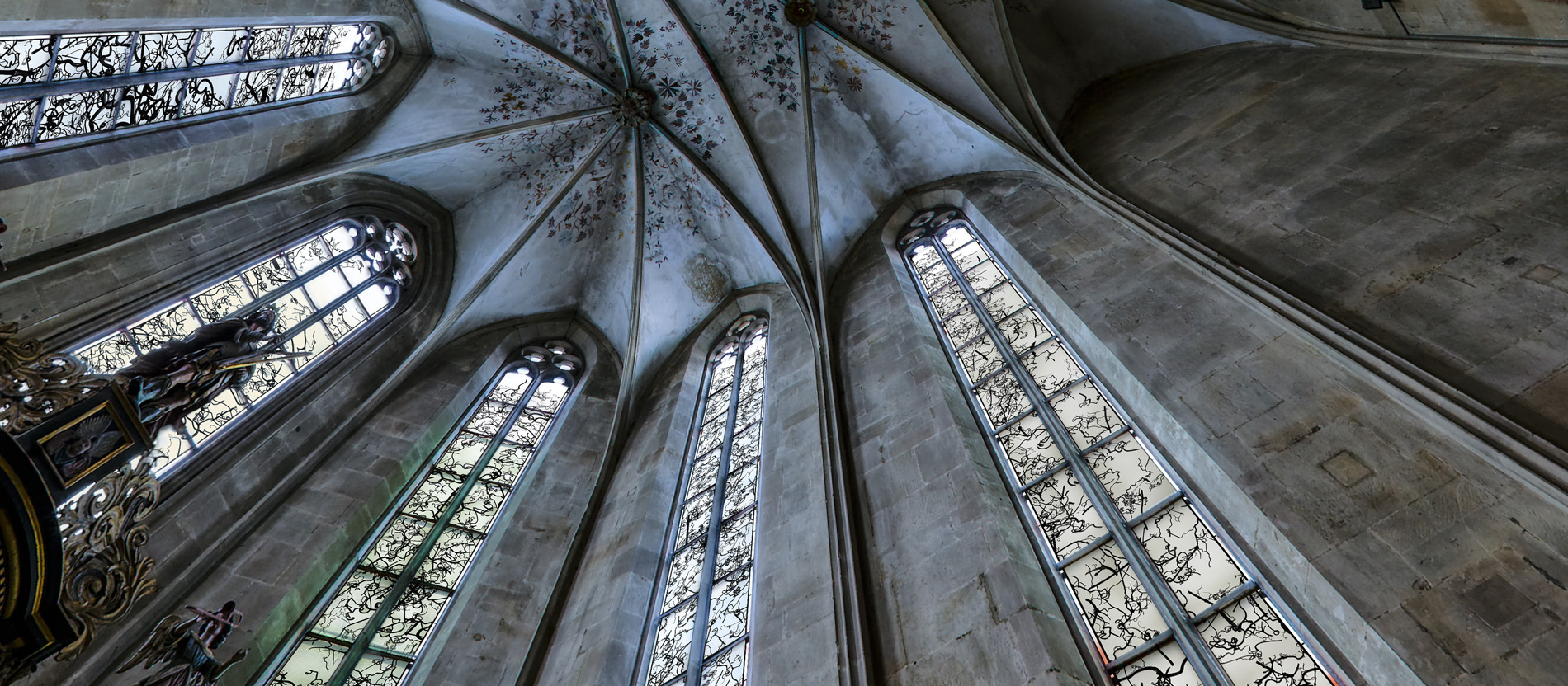 Das Weinrankenmotiv auf den Fenstern von Angelika Weingardt zitiert die mittelalterliche Malerei an der Decke der Kirche.