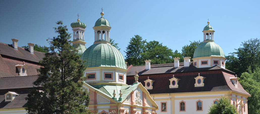 Weit im Osten, unmittelbar an der Grenze zu Polen liegt das Kloster St. Marienthal. Die Abtei besteht seit ihrer Gründung im Jahr 1234 ununterbrochen und ist damit das älteste Frauenkloster des Zisterzienserordens in Deutschland. Marienthal liegt - im positiven Sinne gesprochen - im Abseits. Weit jenseits hecktischer Großstädte und nervenzehrender Autobahnen lädt das Kloster zum Verweilen und Entspannen ein.