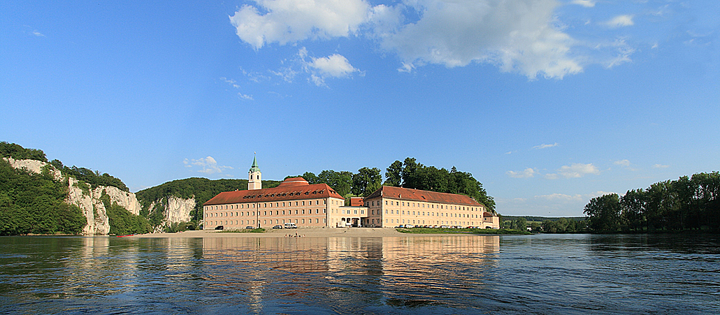 Die Lage des Klosters Weltenburg unmittelbar am Wasser ist für die Abtei Fluch und Segen zugleich. Das älteste Kloster Bayerns liegt zwar vor einer atemberaubenden Naturkulisse auf einer Kiesbank direkt an der Donau. Doch das führt dazu, dass diverse Hochwasser die Benediktinermönche schon oft an den Rand der Verzweiflung gebracht haben.