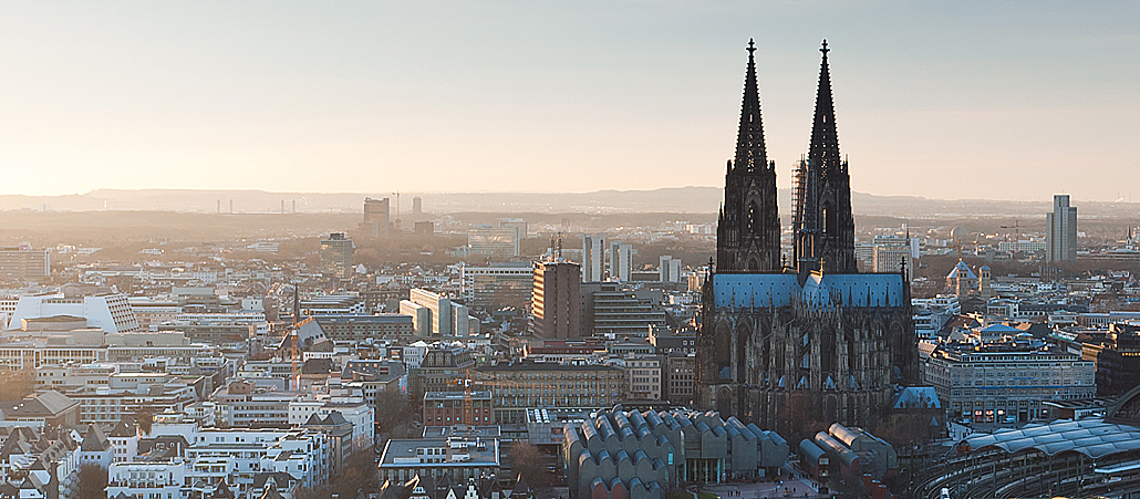 Der Kölner Dom, der seit 1996 den Titel eines Weltkulturerbes trägt, ist eines der schönsten Zeugnisse gotischer Architektur und berühmtesten Bauwerke Deutschlands überhaupt. Begonnen wurde mit dem Bau 1248. Bei seiner Fertigstellung im Jahr 1880 galt er als das größte Gebäude der Welt. Als erste Welterbestätte wurde der Kölner Dom 2004 auf die so genannte Rote Liste gesetzt – die visuelle Integrität war durch den geplanten geplanten Bau von Hochhäusern gefährdet. 2010 wurde er aber rehabilitiert.    