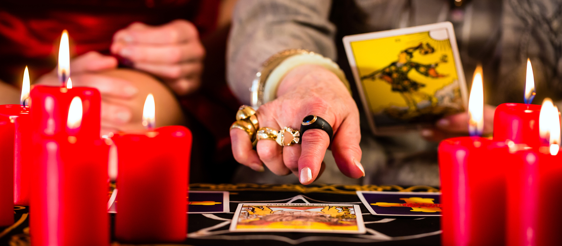 Eine Hellseherin legt Tarot-Karten