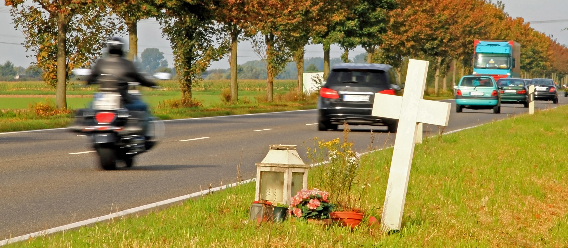 Ein Kreuz am Straßenrand