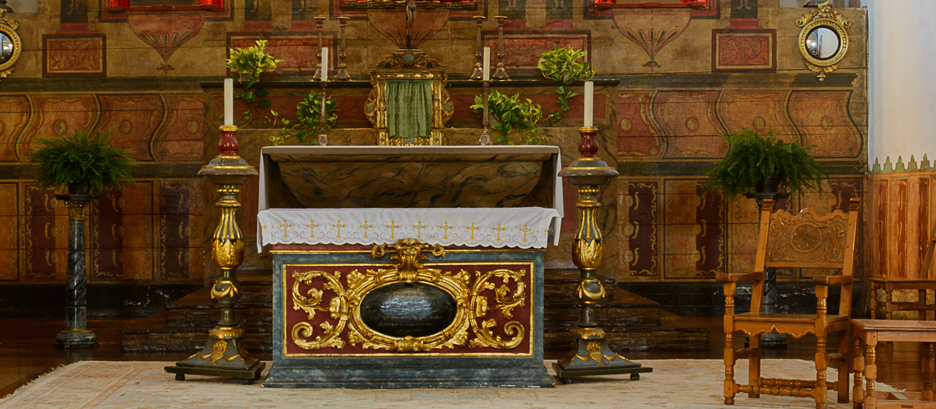 ANTEPENDIUM: An der Vorderseite des Altars sowie an den Seiten ist eine reich verzierte und bestickte Verkleidung angebracht, das Antependium (lat. vorhängen). Oftmals ist es in den liturgischen Farben des Kirchenjahres gehalten.