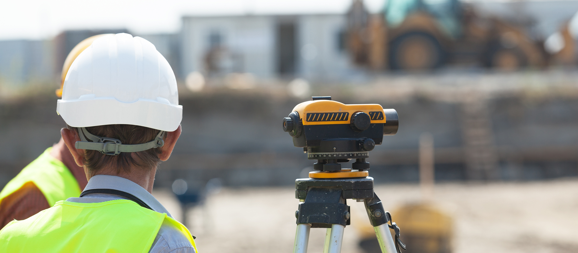 Zwei Bauarbeiter auf einer Baustelle.