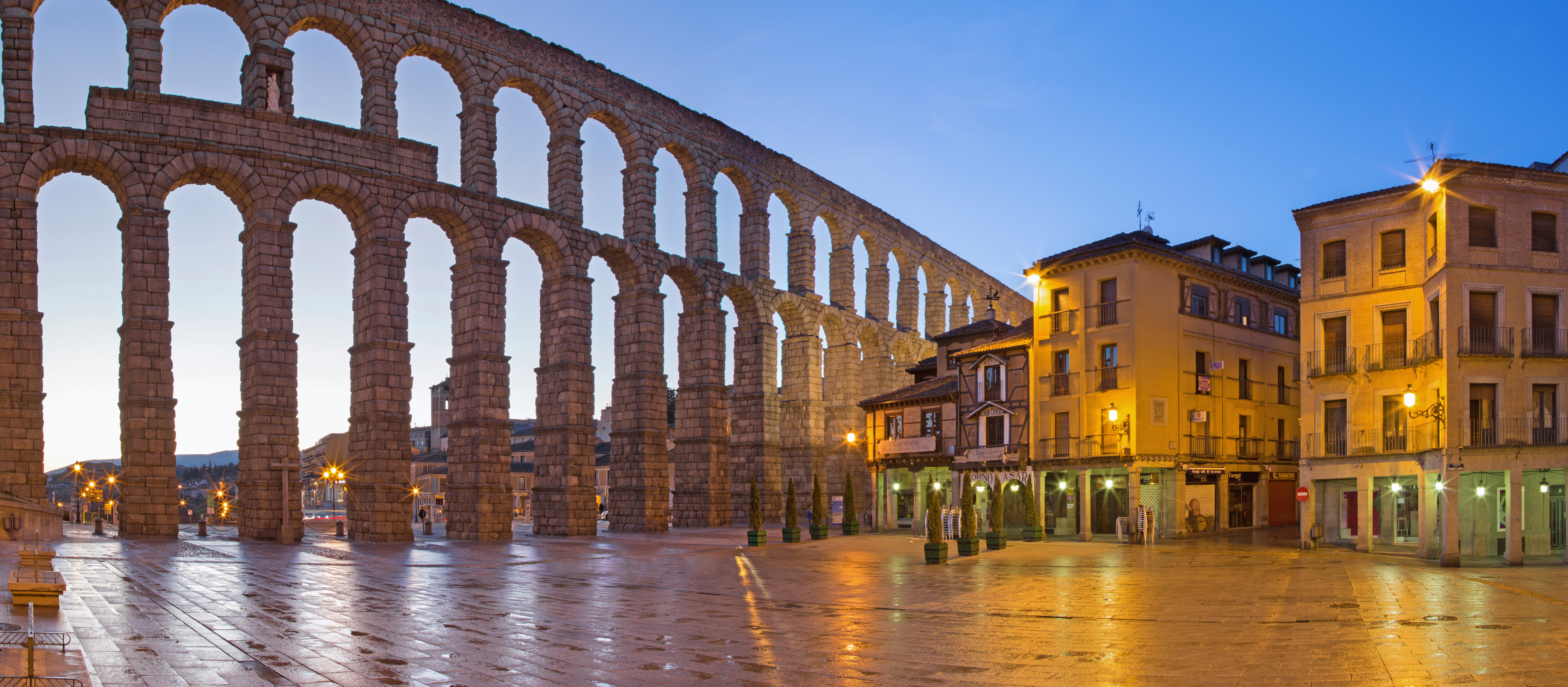 Mitten in der Altstadt des spanischen Segovia steht das Aquädukt aus römischer Zeit.