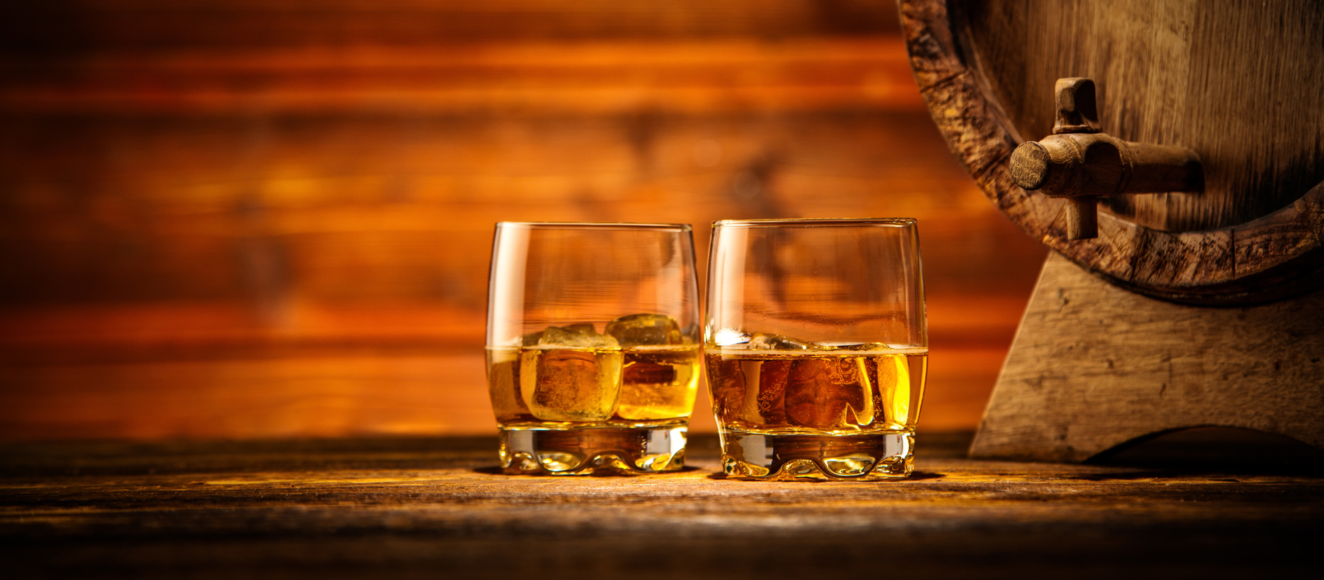 Zwei Gläser mit Whisky