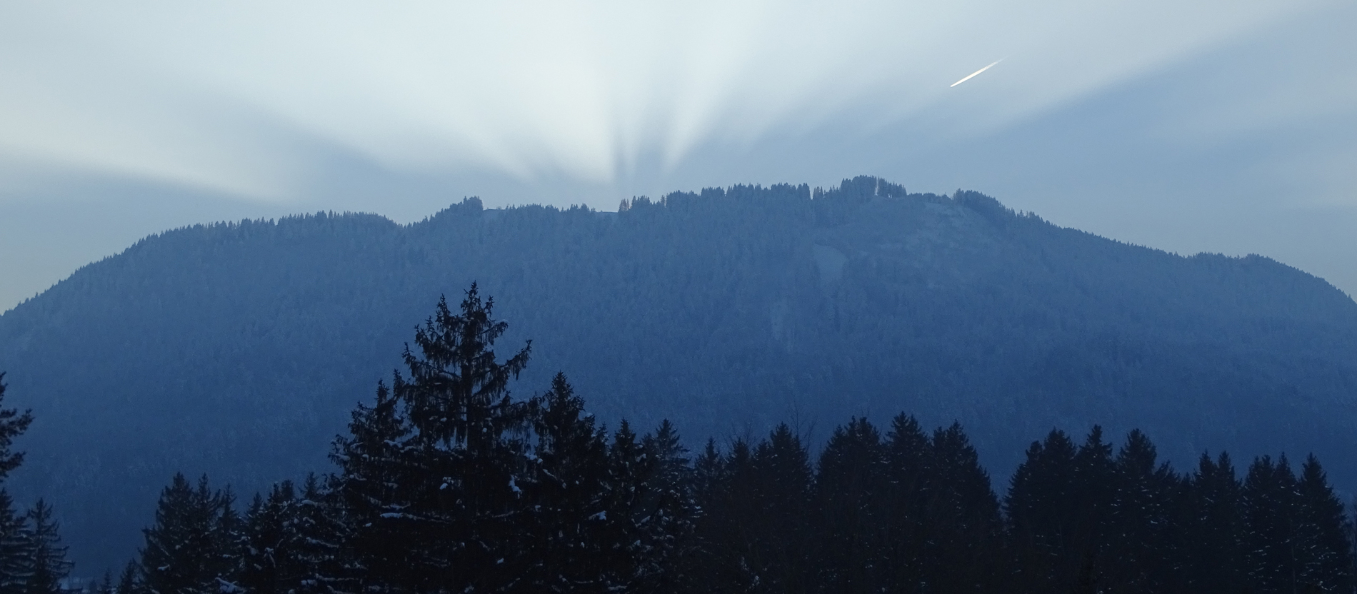 Der Blomberg zwischen Benediktbeuern und Bad Tölz gilt aus Hausberg der Tölzer und als beliebtes Wanderziel und Freizeitort, auf dem es Sommer- und Winterrodelbahnen gibt. Und auch eine besondere Kapelle...