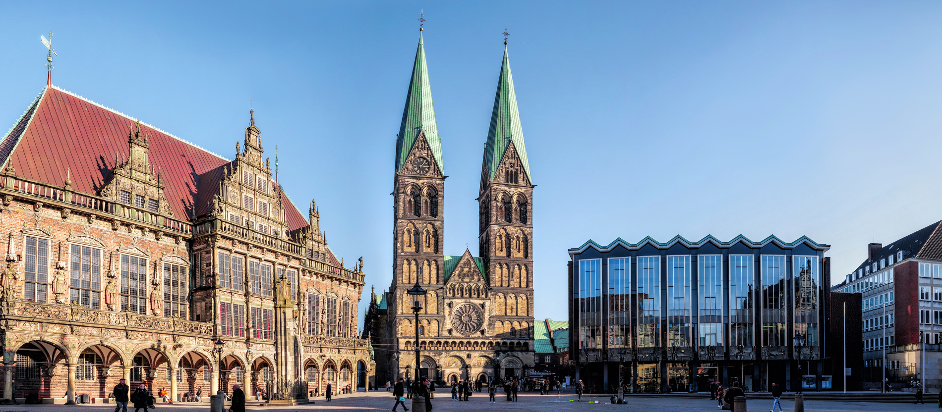Ein Panorama des Bremer Marktplatzes mit Dom und Rathaus.