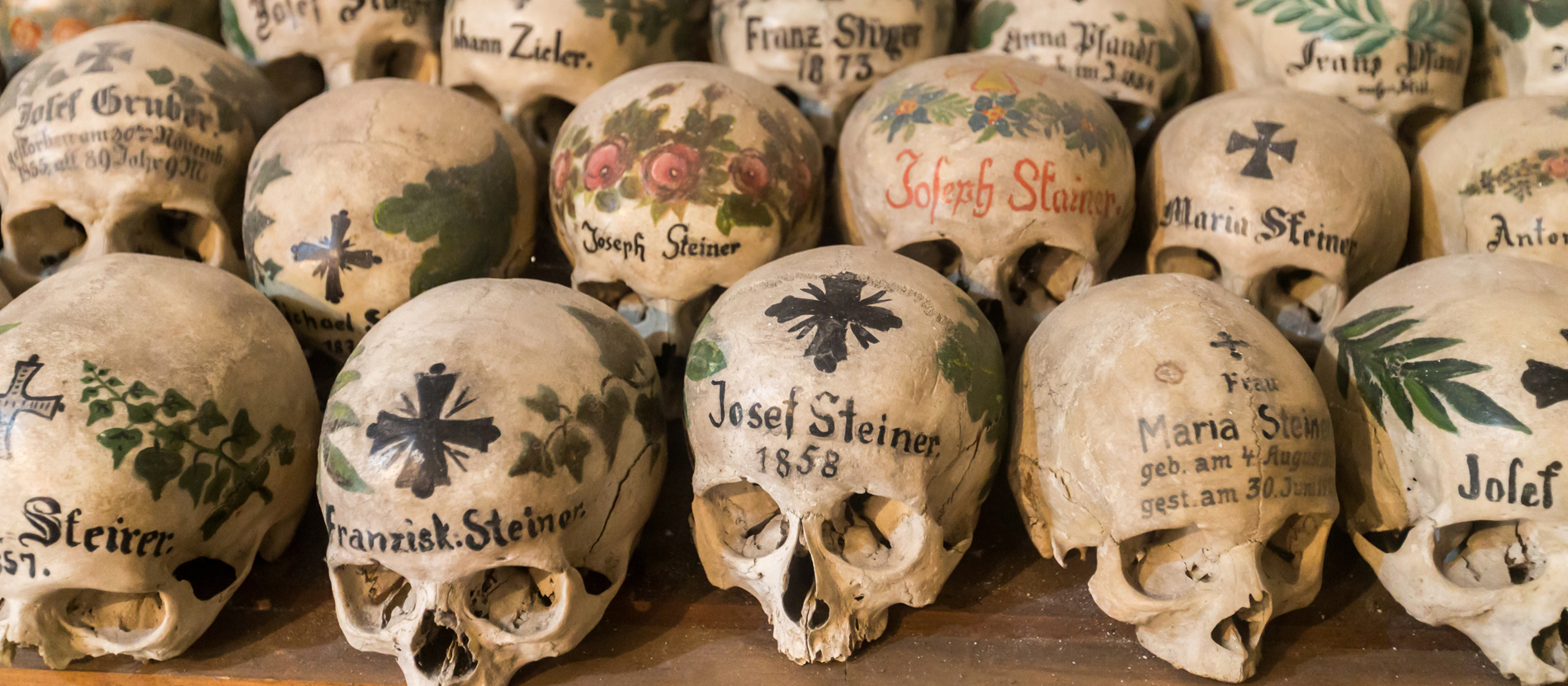Die kunstvoll bemalten Schädel im Beinhaus der Michaelskapelle