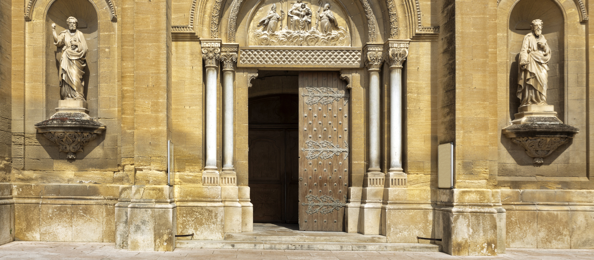 Das Eingangsportal der Pfarrkirche Saint-Théodorit in Uzès, Frankreich.