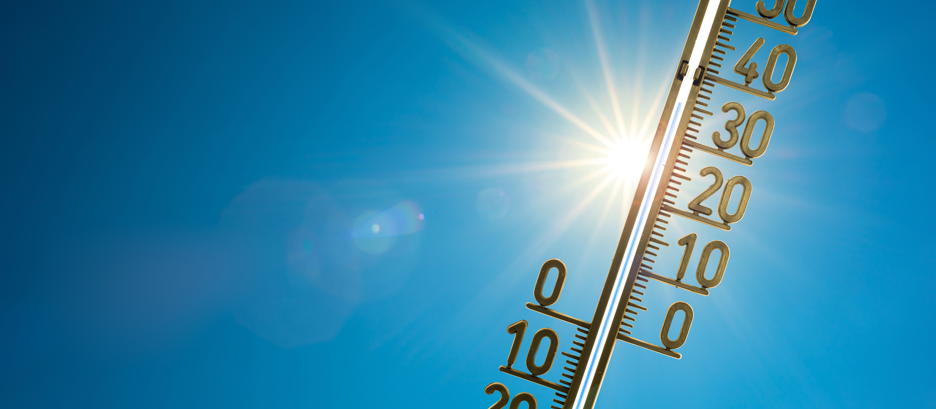 Ein Thermometer in der Sonne zeigt etwa 35 Grad.