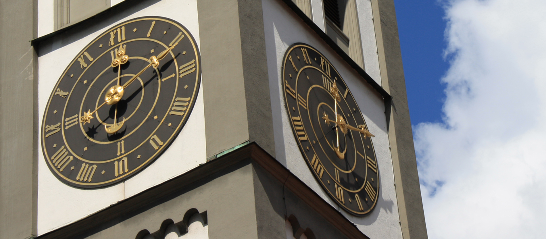 Nahaufnahme von der historischen Uhr am Augsburger Perlachturm.