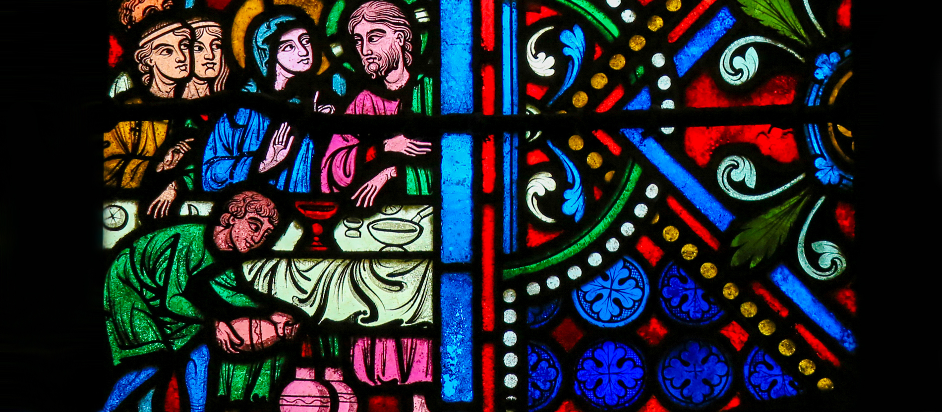 Kirchenfenster zeigt Hochzeit zu Kana