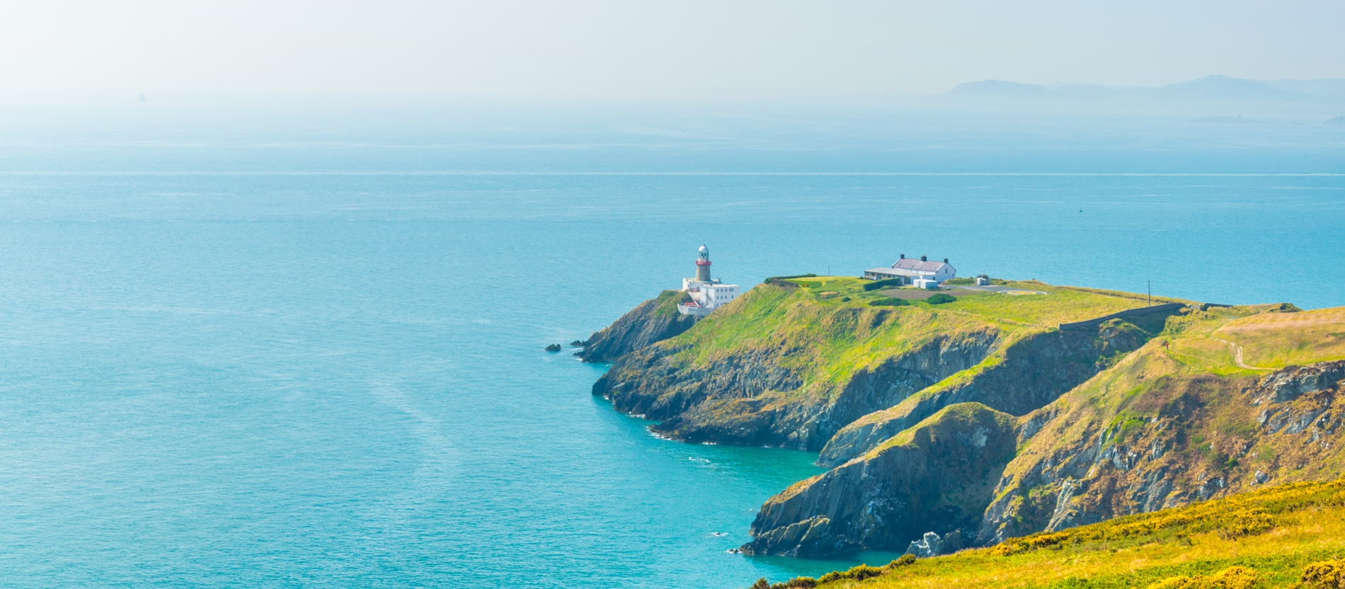 Der Leuchtturm von Howth an der irischen Küste nahe Dublin.