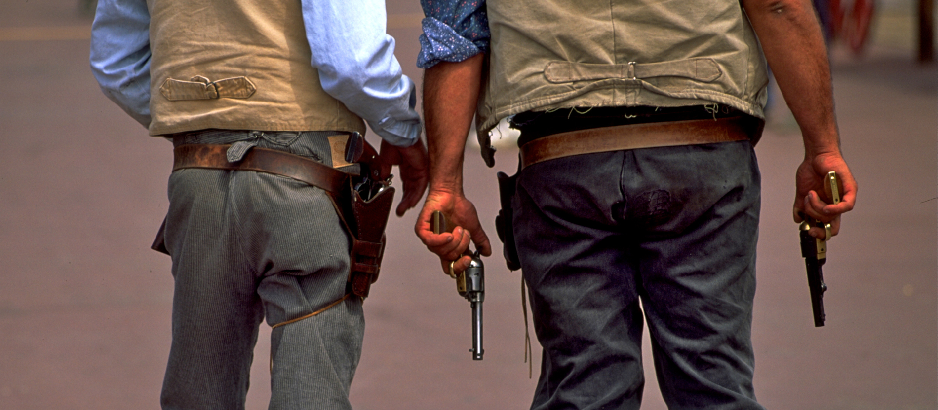 Zwei Cowboys mit Revolvern