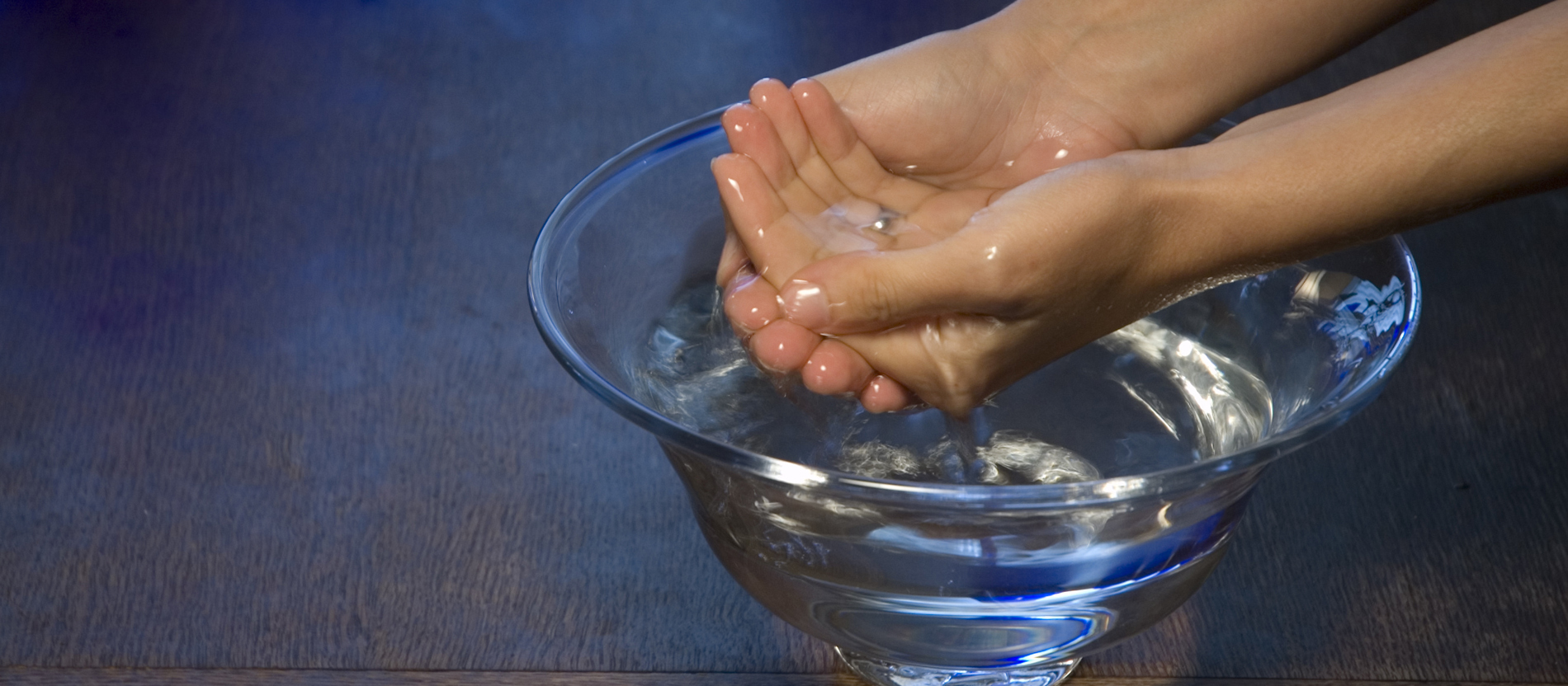 Das geweihte Wasser: Wasser ist Ursprung allen Lebens. Es hat in allen Religionen und Kulturen auch eine Reinigungs- und Erneuerungskraft. Das Wasser der Taufe reinigt uns von den Fehlern der Vergangenheit und erneuert uns, damit wir als neue Menschen leben. In der Taufe wird vom Kind alles abgewaschen, was es belastet, angefangen von den Erbfaktoren bis hin zur psychischen Familiensituation, die bedingt ist durch die Kindheitserfahrungen der Eltern, Großeltern und Urgroßeltern. Es ist eine geistige Geburt, die wir in der Taufe feiern. Das Kind ist nicht festgelegt durch die Vergangenheit, sondern offen für das Neue, das Gott in ihm wirken möchte. Wir können uns vorstellen, dass es ganz neu anfangen kann.