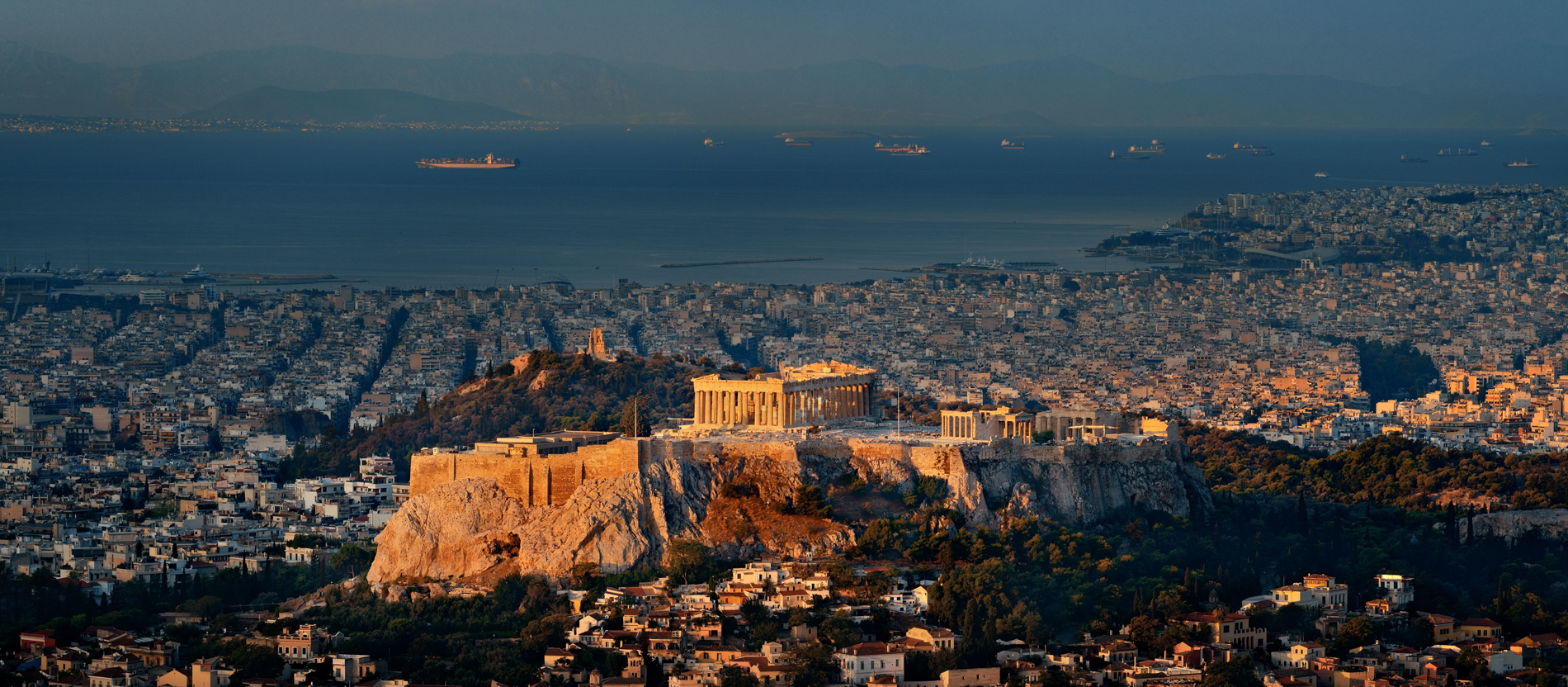 Blick auf die Akropolis über der Altstadt von Athen im Sonnenaufgang.