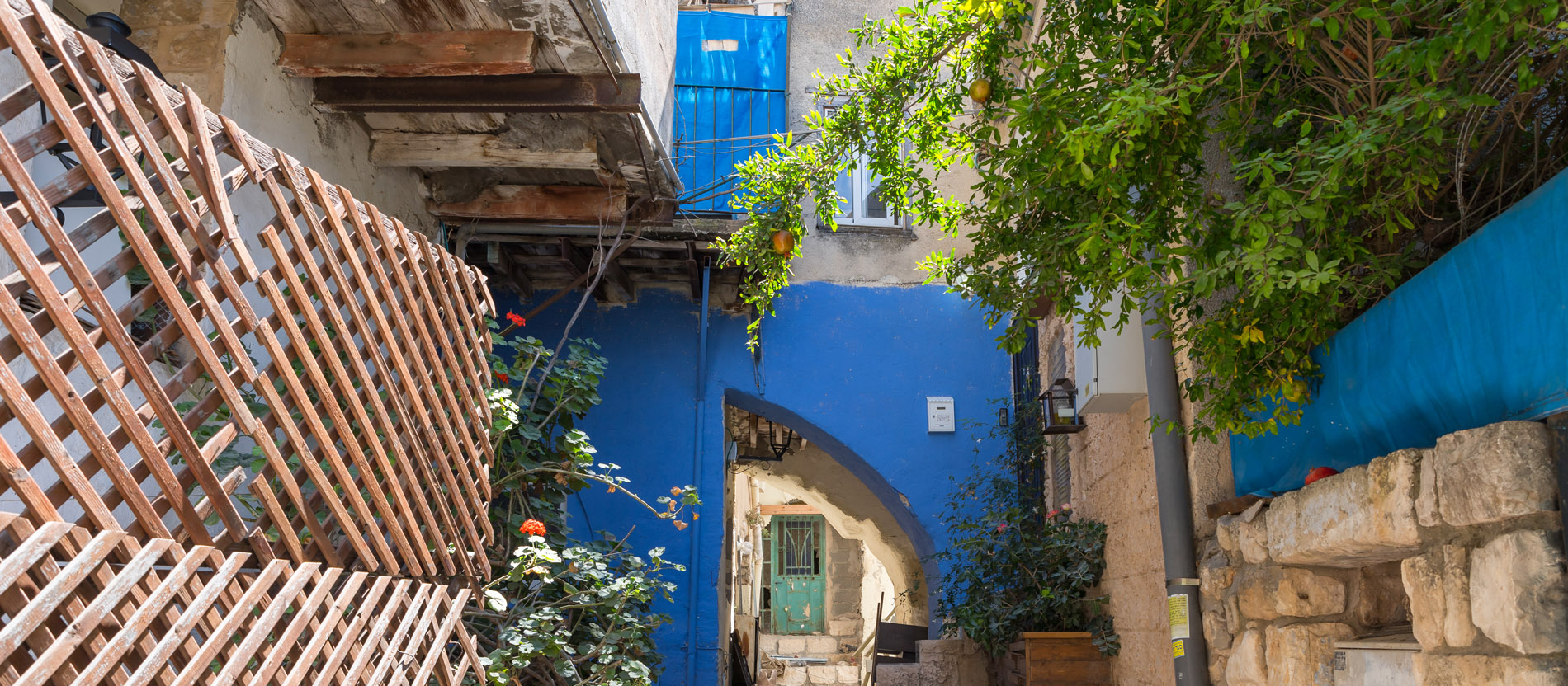 Alte Häuse mit blauem Anstrich