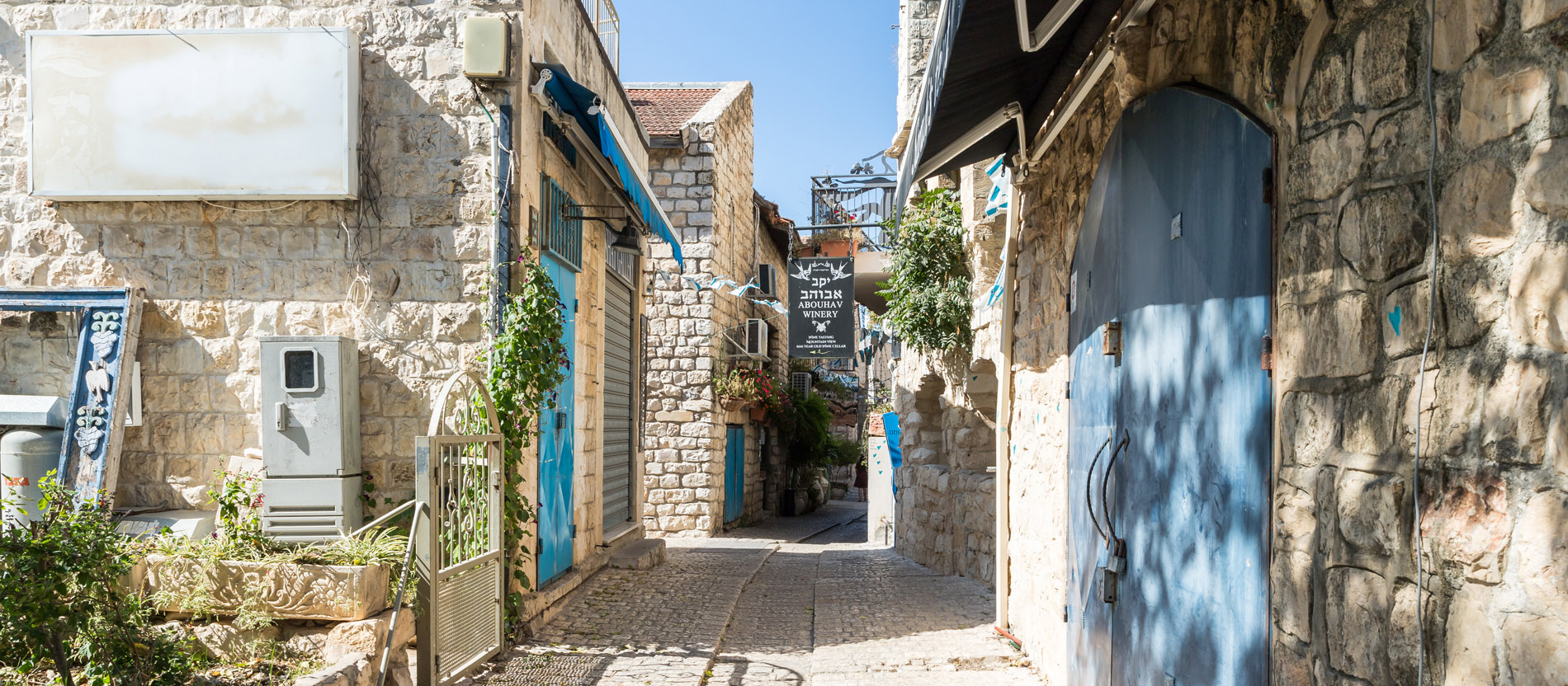 Alte Häuse mit blauen Türen