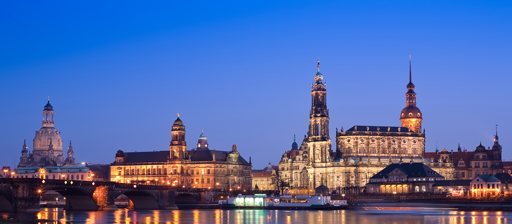 Das Panorama von Dresden mit Frauenkirche und der katholischen Trinitatis-Kathedrale.