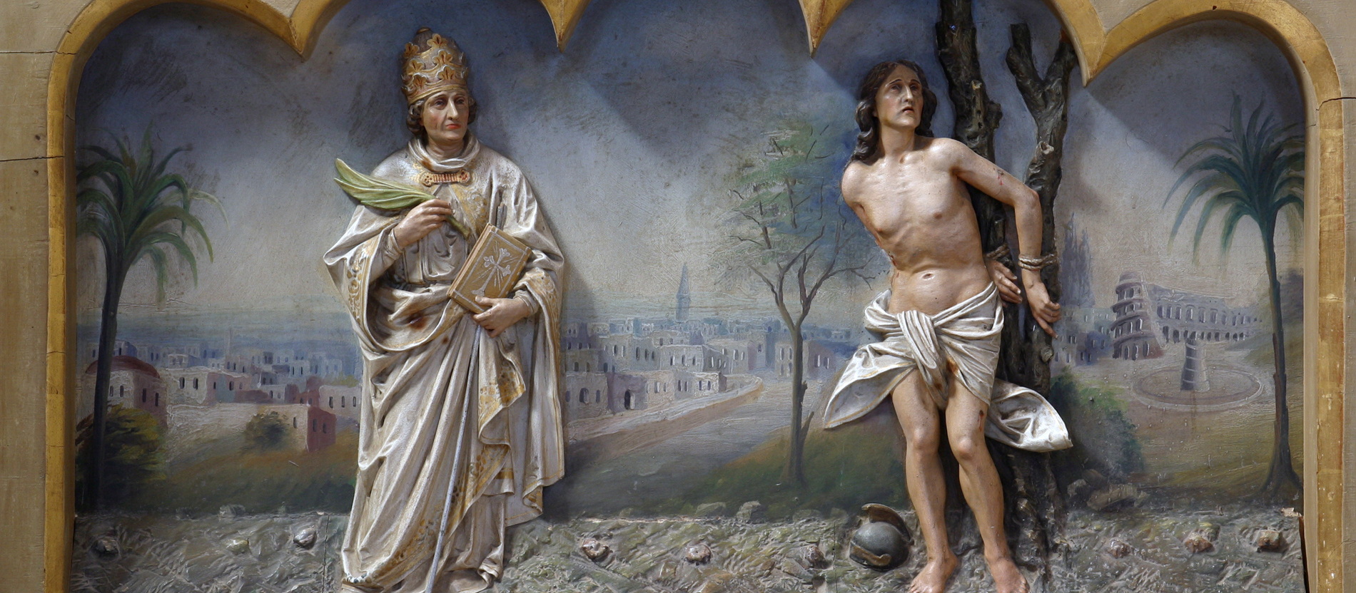 Viele Sebastian-Kirchen sind auch Fabian geweiht (links im Bild), einem frühchristlichen Bischof von Rom, der ebenso Märtyrer war. Papst Fabianus starb am 20. Januar 250 und somit ist sein Gedenktag derselbe wie der von Sebastian.