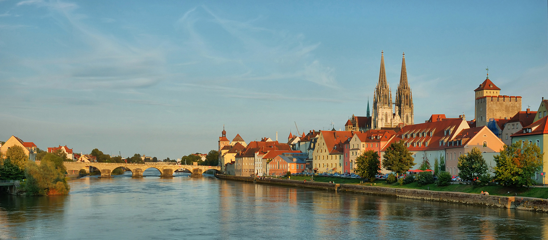 Panoramablick über die Donau auf die Altstadt von Regensburg und den Dom St. Peter.
