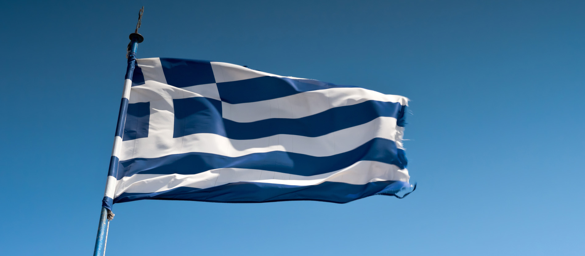 Die griechische Flagge weht im Wind.