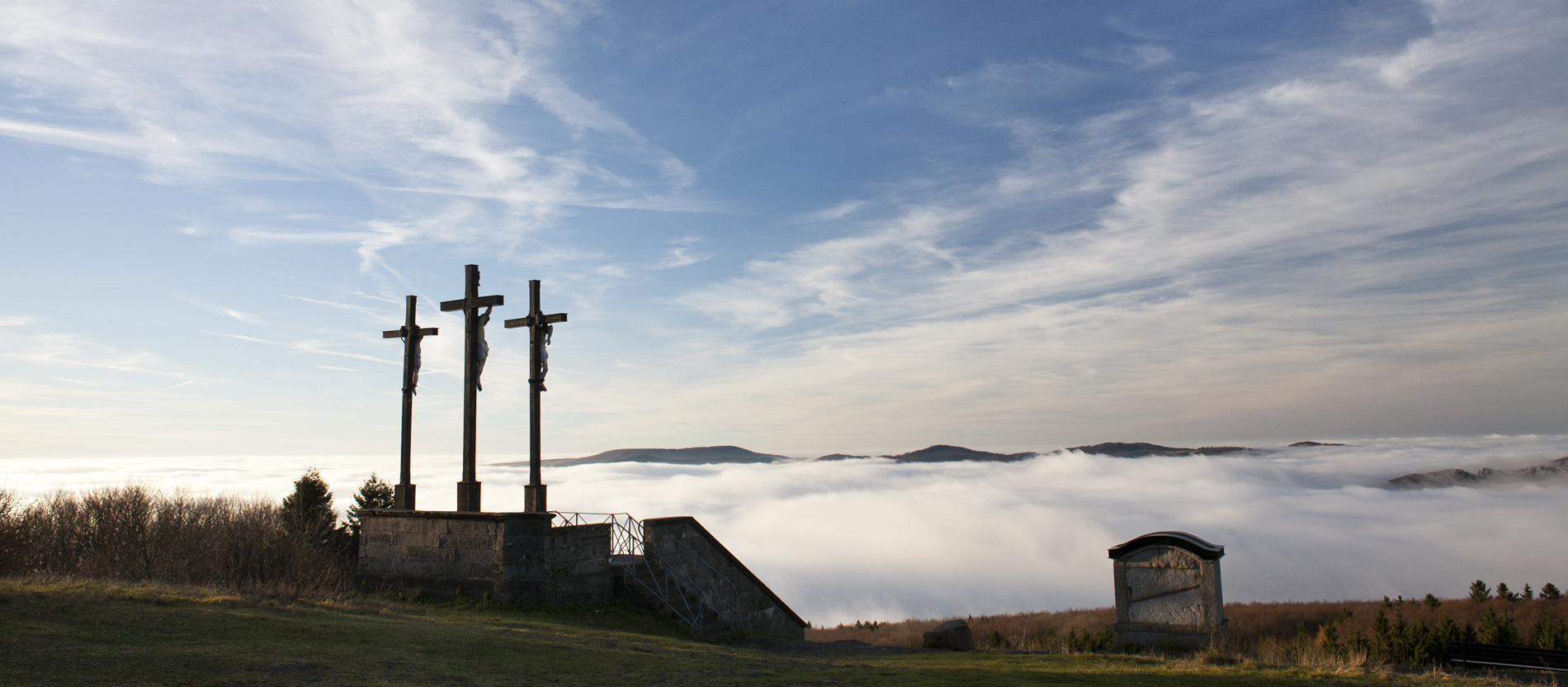 Die Kreuzigungsgruppe am Gipfel des Kreuzbergs, dem dritthöchsten Gipfel der Rhön.