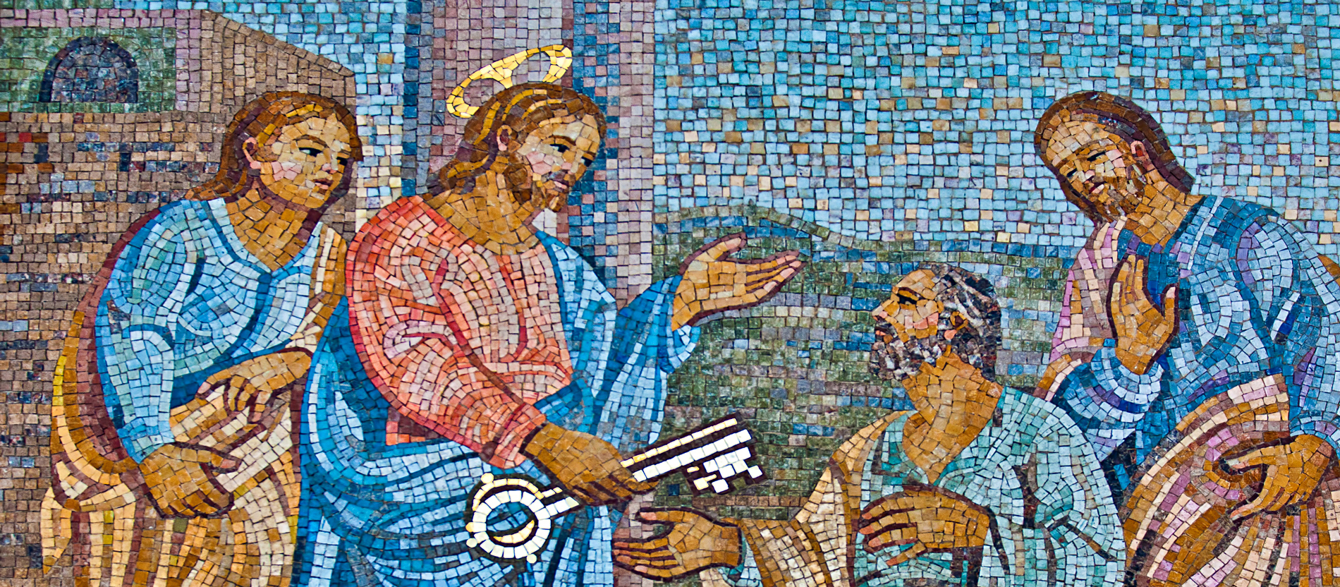 Ein Mosaik, auf dem Jesus dem knieenden Petrus zwei Schlüssel übergibt. 