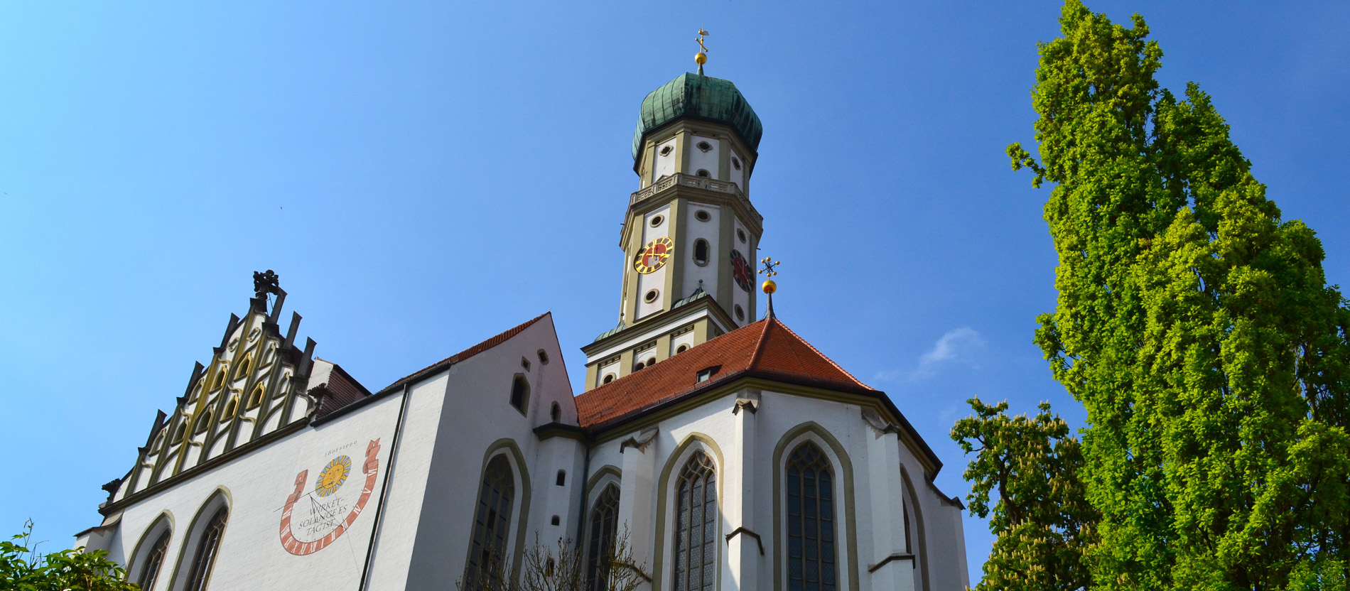 Außenaufnahme einer Kirche mit Zwiebelturm