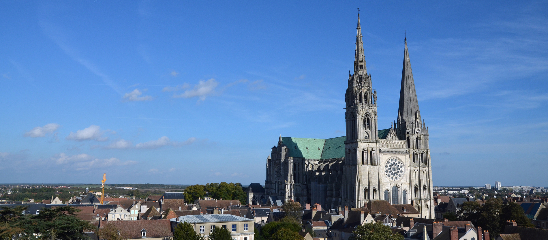 Schon von Weitem ist die hochaufragende Kathedrale von Chartres zu sehen.