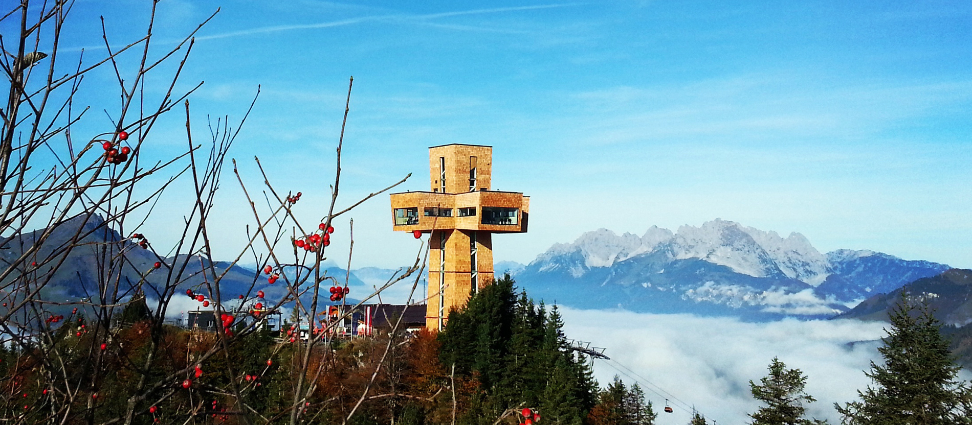 Als größtes begehbares Gipfelkreuz der Welt gilt das dreißig Meter hohe Jakobskreuz auf dem Gipfel der Buchensteinwand in den Kitzbüheler Alpen. Das Gebäude in Kreuzform bietet auch Raum für Seminare, Hochzeiten oder Lesungen. Vier Aussichtsplattformen in 19 Meter Höhe sind barrierefrei erreichbar.