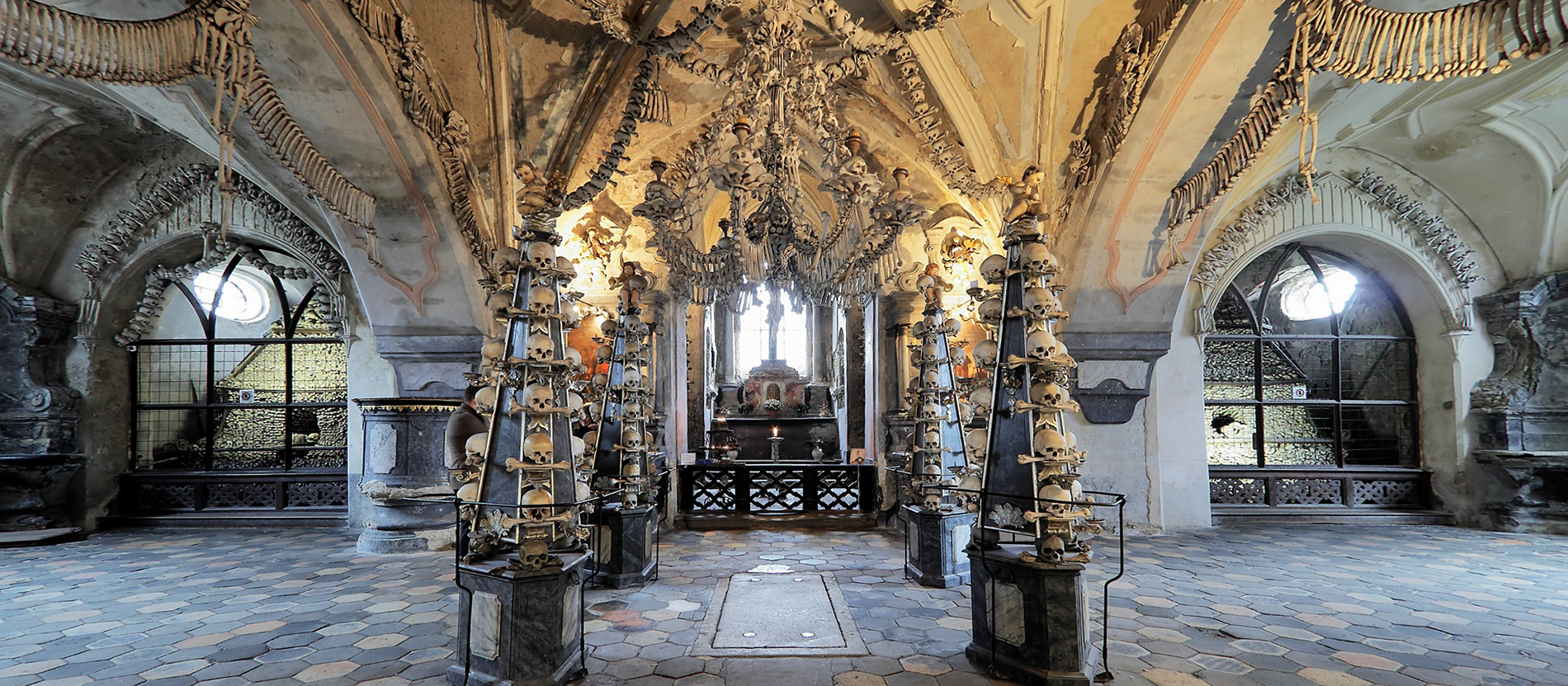 Ein Blick in die Knochenkirche von Kutná Hora: In der Mitte hängt der Kronleuchter aus Knochen.